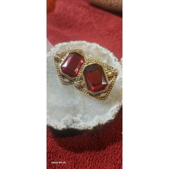 Vintage goldtone with red rhinestone earrings - Picture 10 of 10